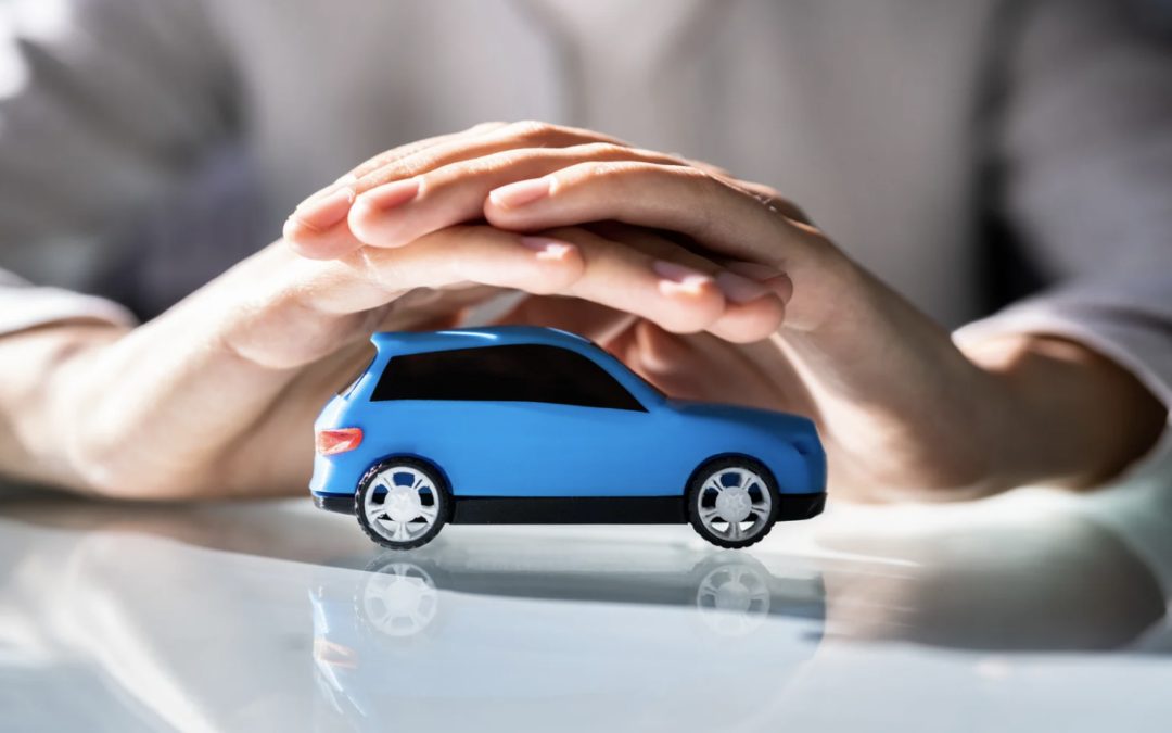 Ceci est une image représentant une voiture miniature recouverte par deux mains pour illustrer l'article du comparateur d'assurance LesDindons.com : Est-ils facile de changer d'assurance auto ?