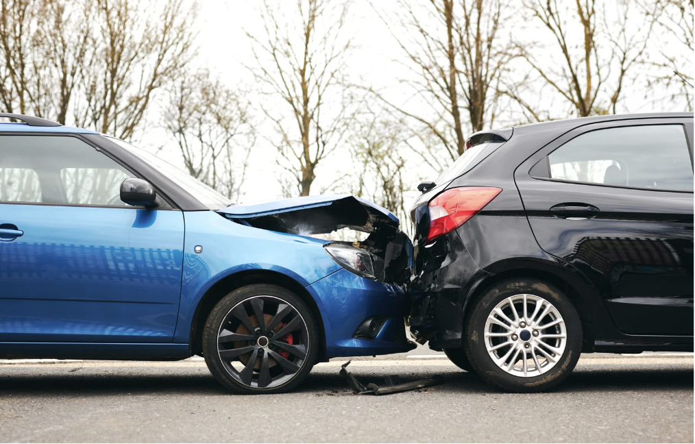 Ceci est une image représentant une voiture miniature recouverte par deux mains pour illustrer l'article du comparateur d'assurance LesDindons.com : Malus & Assurance Auto, Qu'est-ce que c'est ?